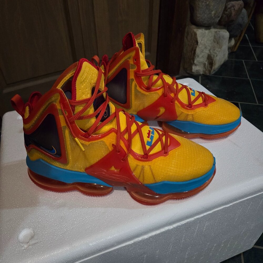 LEBRON 19 NEW LOONEY TUNES